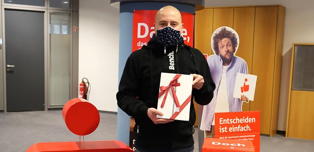 Bild: Gewinn&uuml;bergabe an Sebastian Wagner