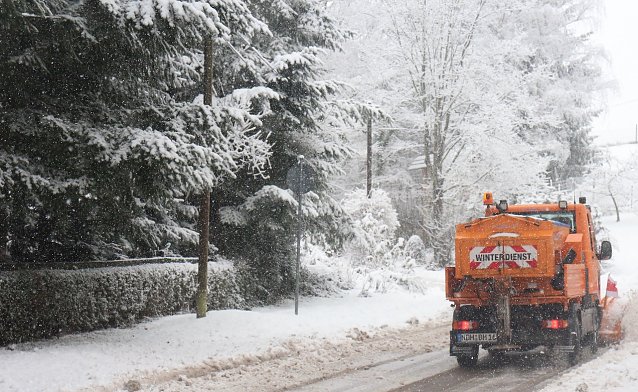 Bild: Winterdienst im Winterwald