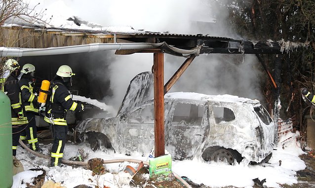 Bild: Auto in NIederspier brennt komplett aus