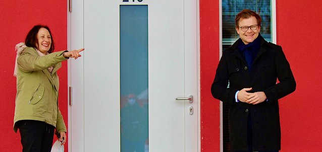 Bild: v.l. Leiterin des KiEZ Ferienparks Feuerkuppe Ina Seichter, Carsten Schneider