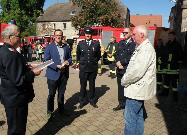 Bild: v.l.Kreisfeuerwehrverbandschef Harald Schneider; B&uuml;rgermeister Steffen Sauerbier; Stadtbrandmeister Benjamin Voigt; Wehrf&uuml;hrer Steffen Fellendorf; Gerald Br&ouml;del