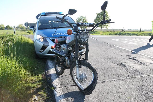 Bild: Der Fahrer des demolierten Mopeds kam mit leichten Verletzungen davon