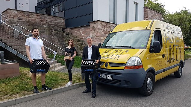 Bild: v.l. Vanessa Vollrath (Mitarbeiterin in der Tourist-Information);   J&ouml;rg Kirchner (Erfurter Braumanufaktur); Jens L&uuml;decke (Gesch&auml;ftsf&uuml;hrer der Kur & Tourismus GmbH Bad Frankenhausen).