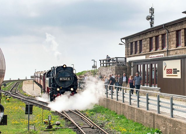 Bild: Der Brockengipfel ist wieder per Dampfzug erreichbar: Um 10:36 Uhr traf hier heute Vormittag die erste Fahrt nach 219 Tagen Coronapause ein. 