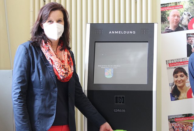 Bild: Landr&auml;tin Antje Hochwind-Schneider mit neuem Terminal