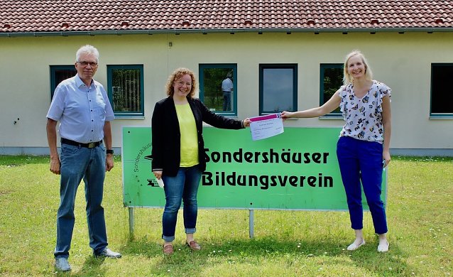 Bild: v.l.Hartmut B&auml;rwinkel (1. Vorsitzender); Franziska Baum (FDP) Abgeordnete des Th&uuml;ringer Landtages; Frau Ariana Schr&ouml;ter-Gesch&auml;ftsf&uuml;hrerin des Sondersh&auml;user Bildungsvereins