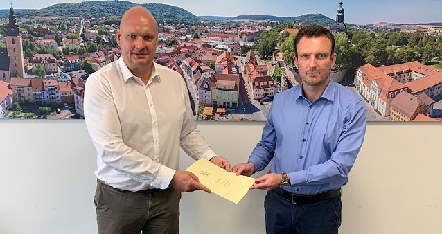 Bild: v.l. B&uuml;rgermeister von Sondershausen Steffen Grimm; Mike Schielke, der Betreiber der Bebraer Teiche mit unterzeichnetem Erbbaupachtvertrag
