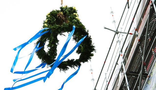 Bild: Um Richtfest zu feiern, braucht es Bauherren, Architekten, Projektentwickler � und Bauarbeiter. Angesichts kr&auml;ftig steigender Ums&auml;tze fordert die IG BAU f&uuml;r die Besch&auml;ftigten der Branche in der laufenden Tarifrunde deutlich mehr Geld und eine Entsch&auml;digung der Wegezeit.