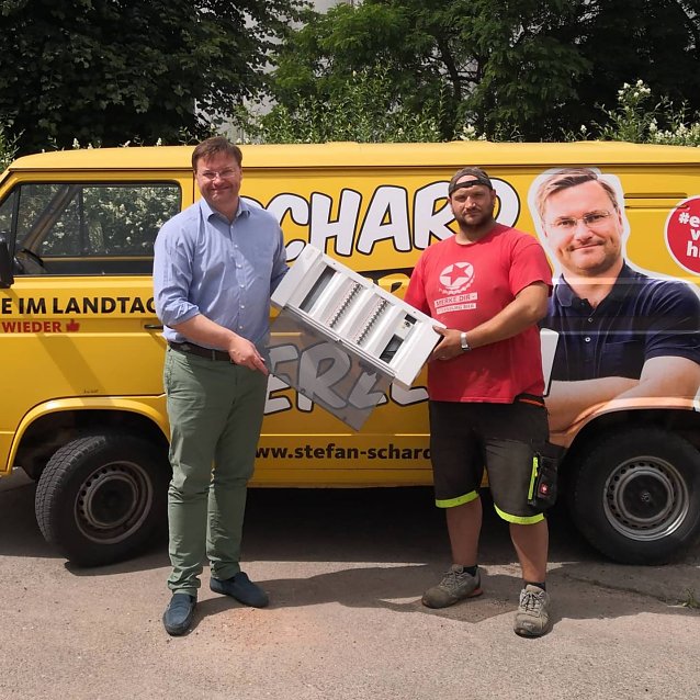 Bild: Praktische Hilfe f&uuml;r das Tierheim: Stefan Schard und Sebastian Zopf aus Ebeleben organisierten einen neuen Sicherungskasten