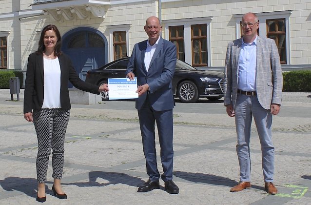 Bild: v.l. Landr&auml;tin Antje Hochwind-Schneider; Th&uuml;ringer Wirtschaftsminister  Wolfgang Tiefensee, Landrat Matthias Jendricke (Nordhausen)