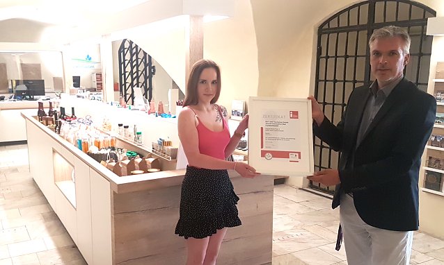 Bild: Vanessa Vollrath (Mitarbeiterin der Tourist-Information); Jens L&uuml;decke Gesch&auml;ftsf&uuml;hrer der Kur & Tourismus GmbH Bad Frankenhausen