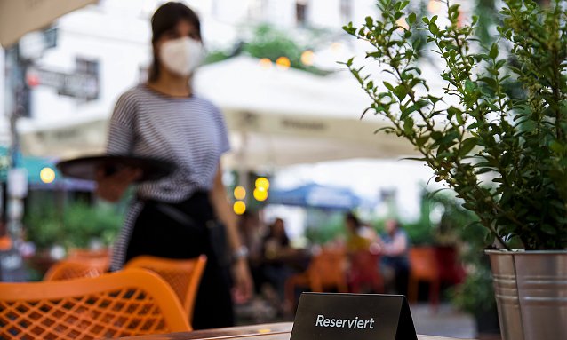 Bild: Servicekraft h&auml;nderingend gesucht: Viele Hotels und Gastst&auml;tten finden aktuell kein Personal � weil w&auml;hrend der Lockdowns ein gro&szlig;er Teil der Besch&auml;ftigten die Branche verlassen hat. Die Gewerkschaft NGG fordert, die Arbeit im Gastgewerbe attraktiver zu machen.