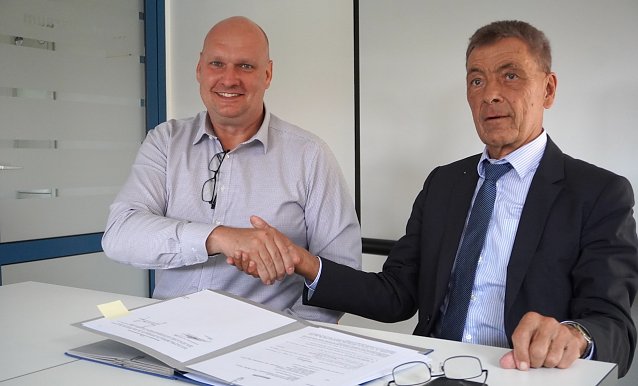 Bild: v.l. B&uuml;rgermeister Steffen Grimm; Bernd Schultheis