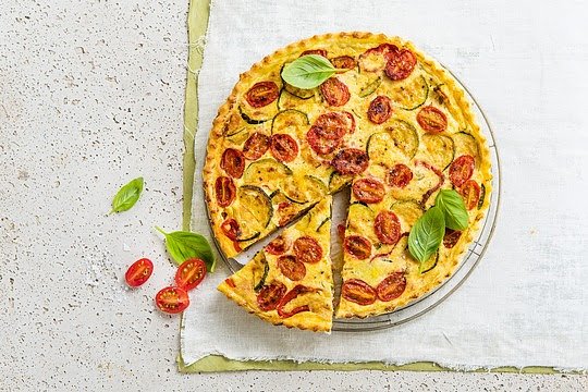 Bild: Mediterrane Quiche: Frisches Gem&uuml;se und leckere Kr&auml;uter sorgen f&uuml;r Urlaubsgeschmack auf dem Teller. Bildquelle: Mediterrane Quiche: Frisches Gem&uuml;se und leckere Kr&auml;uter sorgen f&uuml;r Urlaubsgeschmack auf dem Teller