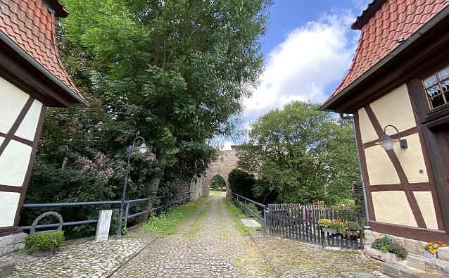 Bild: Eingang zum Schlosspark Ebeleben