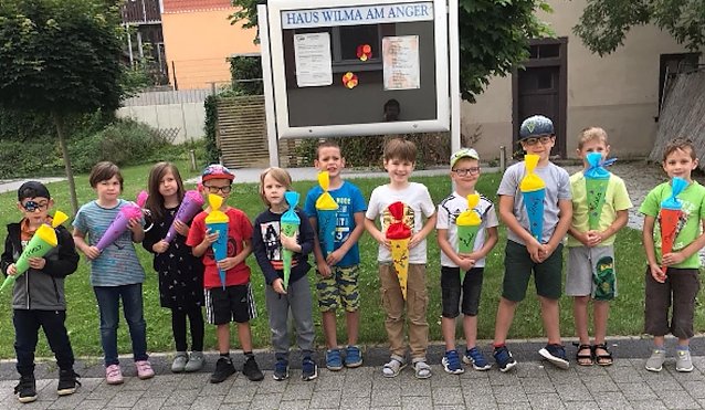 Bild: "Zuckert&uuml;tenkinder" vor dem Haus Wilma