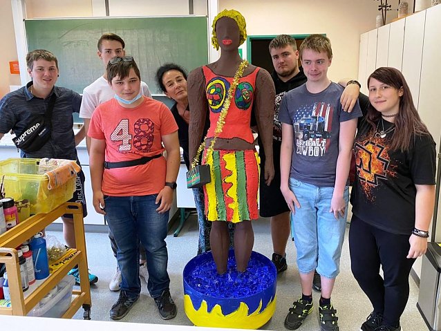 Bild: Sch&uuml;ler der Klasse 10 LF und Kunstlehrerin Frau F&ouml;rster mit ihrer Abschlussarbeit. Frei nach den Plastiken der K&uuml;nstlerin Niki de Saint Phalle entstand die Plastik DAGGI als Dankesch&ouml;n an ihre Klassenlehrerin, W&uuml;rdigung aller an der Bildung beteiligten P&auml;dagogen und Erinnerung an die tolle Schulzeit.