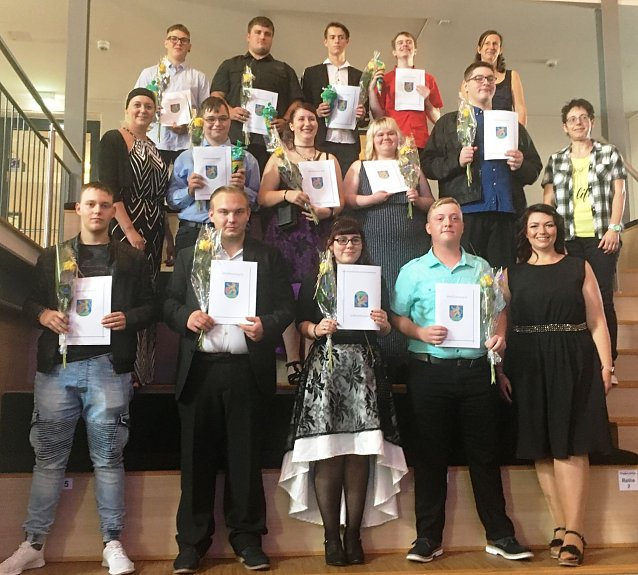 Bild: Die Sch&uuml;ler der Abschlussklassen 10LF, Werkstufe 1 und 2 mit der Schulleiterin Frau Kellner (2. Reihe 1. von links) und ihren Klassenlehrerinnen Frau Hammer (3. Reihe rechts au&szlig;en), Frau Rechenbach (2. Reihe rechts au&szlig;en) und der sonderp&auml;dagogischen Fachkraft Frau Hahnemann (1. Reihe rechts au&szlig;en)