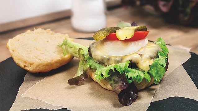Bild: Au&szlig;en knusprig, innen weich, s&uuml;&szlig; und buttrig � besonders fluffig werden Burger Buns mit Kartoffeln 