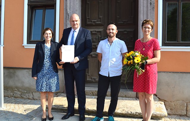 Bild: v.l. Beatrix Schwarze (Gesch&auml;ftsf&uuml;hrerin Verein Familiengerechte Kommune);  B&uuml;rgermeister Steffen Grimm;  Andy Flehmig und Mareen Biedermann (Projektleiter), bei der &Uuml;bergabe des Zertifikates Familiengerechte Kommune).