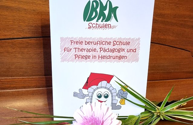Bild: Abschlusszeugnis f&uuml;r einundsiebzig Absolventen