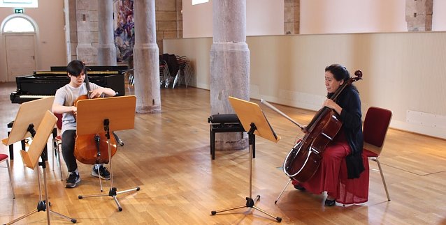 Bild: Yasuko Ogata mit einem Teilnehmer 