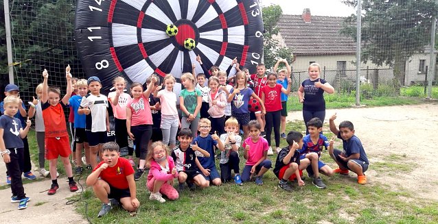 Bild: Begeisterte Kinder beim Abschlussfest der Staatlichen Grundschule Hohenebra