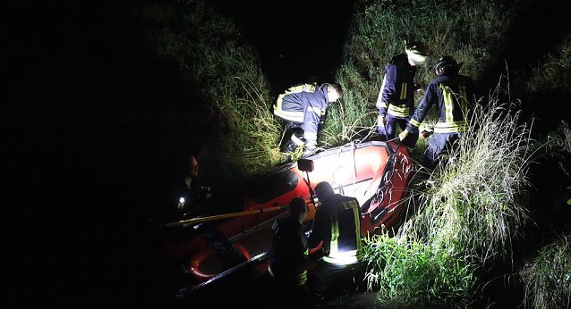 Bild: Bis in die Nachtstunden suchten die Kameraden der Feuerwehr