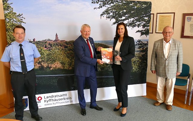 Bild: v.l.Kreisbrandmeister Jonas Weller; Uwe Peters (Kyffh&auml;usersparkasse); Landr&auml;tin Antje Hochwind-Schneider; Dr. Thiele