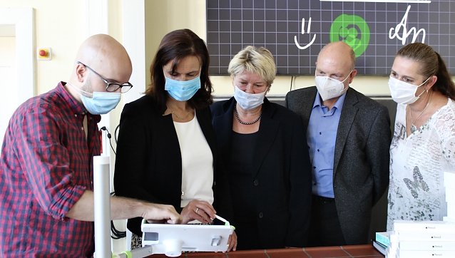 Bild: v.l. Michael Oeser (IT Experte); Landr&auml;tin Antje Hochwind-Schneider; Franka Hintzing (Schulamt); Ingo Worte -Schulleiter des Geschwister-Scholl-Gymnasiums; Schulleiterin der Grundschule Geschwister-Scholl 