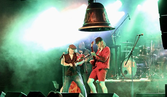 Bild: Vom Original weder optisch noch musikalisch zu unterscheiden: Die Jungs von AC/DX