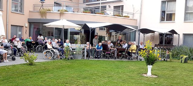 Bild: Versp&auml;tetes Sommerfest in Seniorenresidenz in Greu&szlig;en