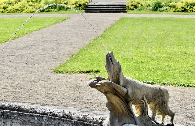 Bild: Wasserspeiender Hund im Schlosspark Ebeleben