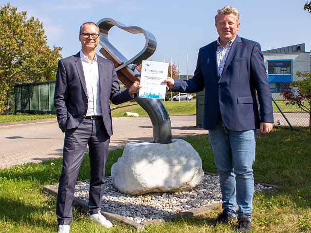 Bild: v.l.: Klaus Halbfas (Werkleiter WAGO Sondershausen) und Christian B&ouml;duel (IHK Erfurt) bei der Urkunden&uuml;bergabe.