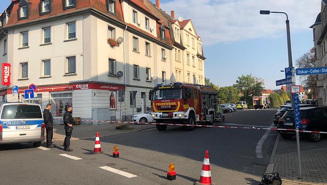 Bild: Polizeibeamte sperren den Tatort ab