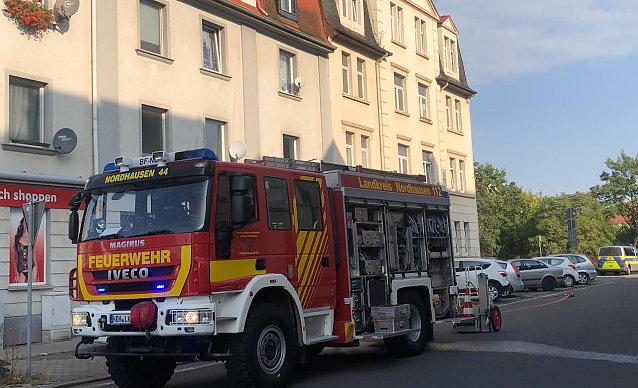 Bild: Die Feuerwehr steht zur Brandbek&auml;mpfung bereit