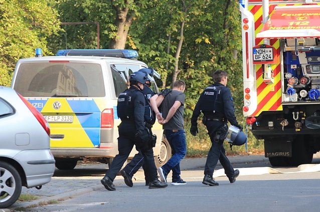 Bild: Hier wird der Verursacher des ganzen Aufruhrs von der Polizei abgef&uuml;hrt