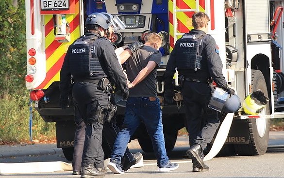 Bild: Festnahme eine gewaltbereiten T&auml;ters heute Vormittag in Nordhausen 