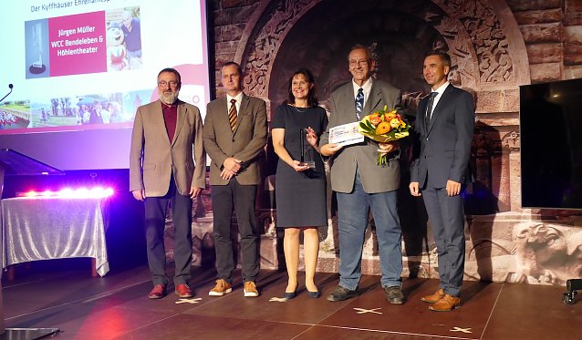 Bild: 5. Ehrenamtsgala im Kyffh&auml;userkreis-Landr&auml;tin Antje Hochwind-Schneider ehrt J&uuml;rgen M&uuml;ller aus Rottleben f&uuml;r sein &uuml;ber 50 Jahre andauerndes, vielf&auml;ltiges Engagement 