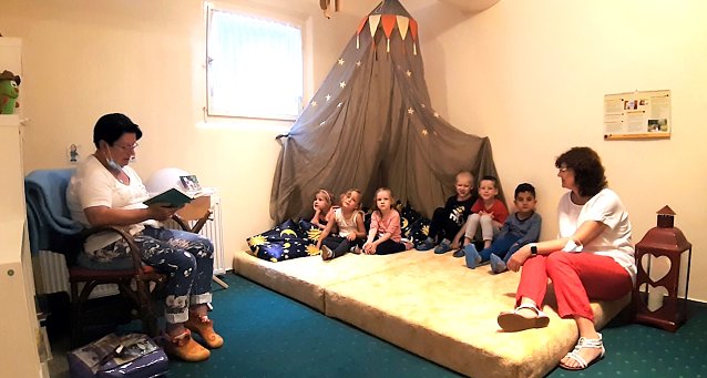 Bild: M&auml;rchen-und Geschichtenstunde f&uuml;r die Kinder der Kita Pusteblume