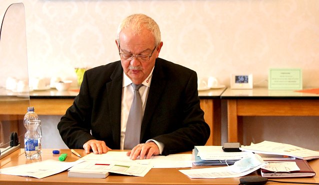 Bild: Dr. Thiele in der Funktion des Wahlleiters im Kreiswahlausschuss. Nach drei&szlig;ig Jahren das letzte Mal