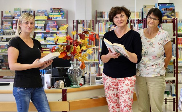 Bild: v.l. Das Team der Bibliothek " Johann Karl Wenzel" v.l. Janett Noack (Leiterin); Christine Most, Karin Fischer. 