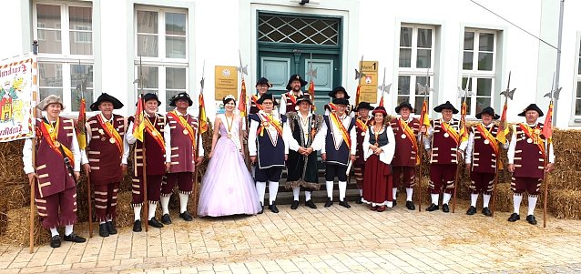 Bild: Umzug der Frankenhisser Hausm&auml;nner" und Landsknechte, angef&uuml;hrt vom  B&uuml;rgermeister der Stadt Bad Frankenhausen Matthias Strejc, der Kurdirektorin der Kur & Tourismus Bad Frankenhausen, Frau Katja Rudolph und die Fliederk&ouml;nigin Jennifer  I.
