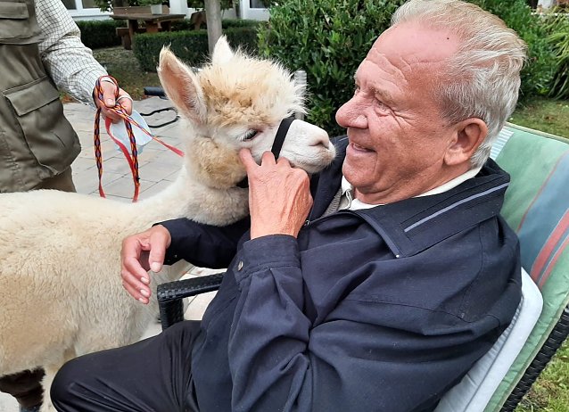 Bild: Herr Ziller freut sich &uuml;ber tierischen Besuch in der AWO Seniorenresidenz in Sondershausen