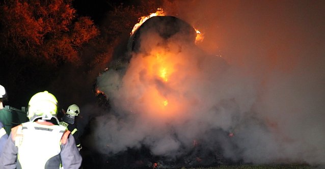 Bild: Brandstiftung:Strohballen in Kirchengel angez&uuml;ndet
