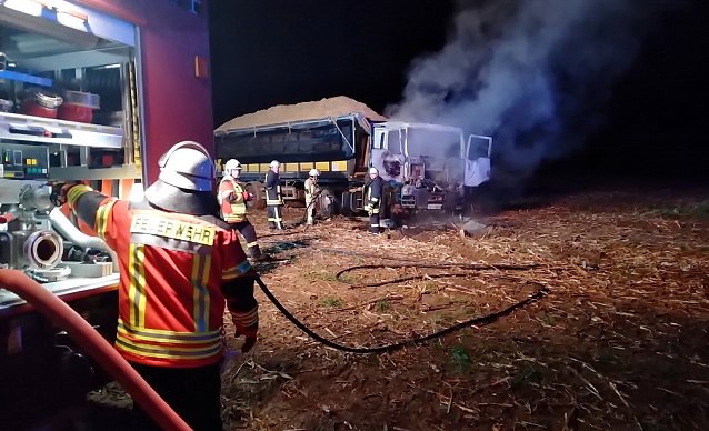 Bild: LKW-Brand auf einem Feld