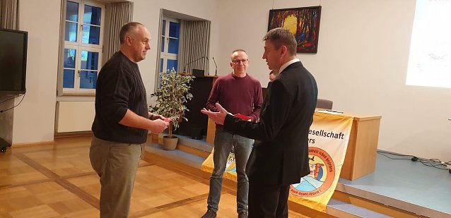 Bild: S&ouml;ren Schobe&szlig; bei der Auszeichnung der verdienten Trainer (re. Thomas Beyer, Hintergrund Frank Gickel) 