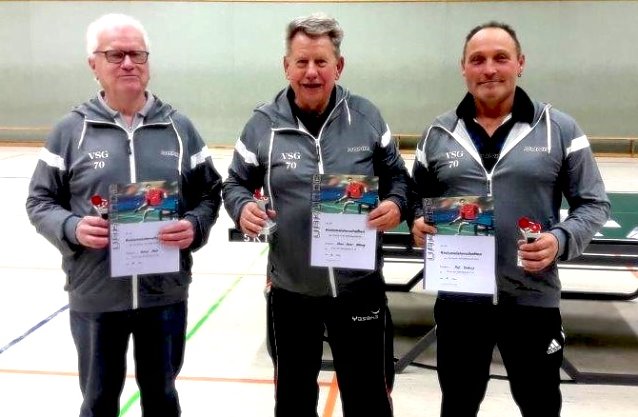 Bild: Die VSG Spieler entf&uuml;hrten 3 Pokale und wurden Kreismeister in der  AK &uuml; 55 durch Ralf, in der AK &uuml; 75 Hans- Reiner und in der AK &uuml; 80 Harry. Damit sind sie f&uuml;r die Bezirksmeisterschaften in  Bad Langensalza qualifiziert