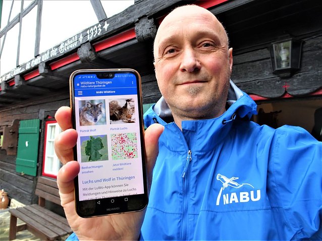 Bild: Silvester Tam&aacute;s, der Koordinator des NABU-Luchsprojektes mit der neuen LuWo-App