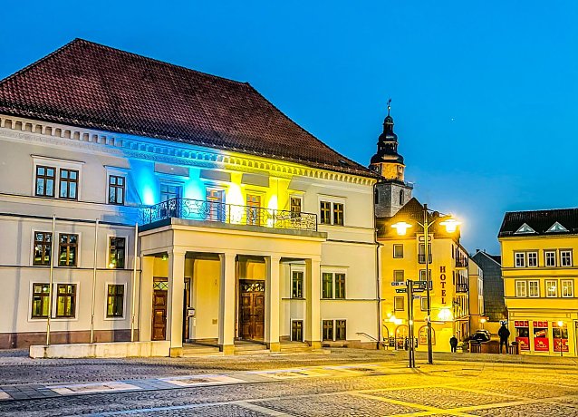 Bild: Lichter f&uuml;r den Frieden-Angestrahltes Rathaus in Sondershausen